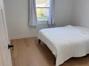 3-bedroom house in fantastic Hanover Park with AC, WiFi. Enjoy your stay