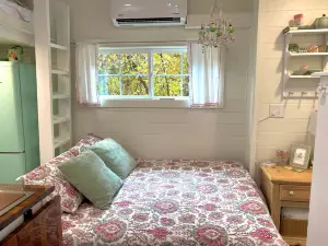 Glamping Tiny House Situated in the Tennesse Woods for a Tranquil Escape near Chattanooga
