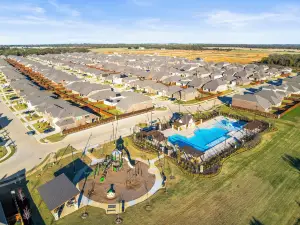 Luxurious 4-Bed Home in Aubrey TX