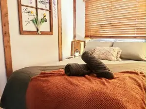 Rosewood Cottage -Entire 2 bedroom home with Netflix & WiFi