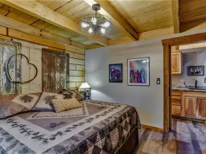 Riverfront, Authentic, Luxury Log Cabin-Black Bear