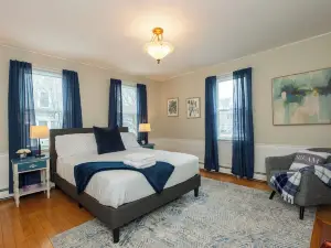 Re-listed: Adorable Condo Beverly - Salem - Halloween