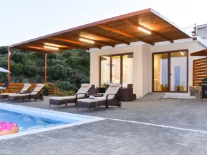 Seaside Summer Bliss - Aurora Luxury Pool Paradise