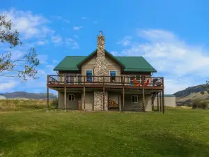 Gourmet Kitchen and Stunning River Views - Serene Retreat