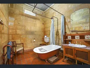 St Albans Courthouse - sleeps 8 with Pool