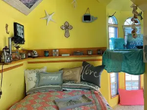 Pet friendly, beautiful lakefront property that sleeps up to 15 people