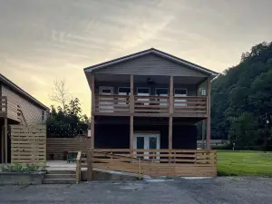 Private house sleeps 8 in Logan.  Located near HMTS access points, dining, shops