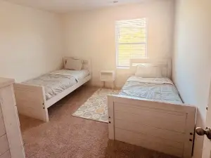 4-bedroom house in charming Timberline Golf neighborhood with pool