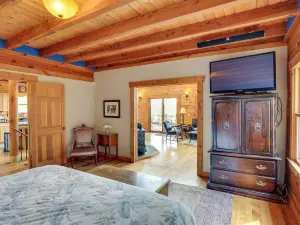 Berkshire Hills Nature Lovers' Log Home Retreat