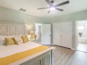 Smart TV and Spacious Yard Peaceful Pope Retreat