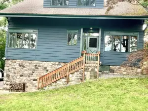 Candlewood Isle Cabin ~Dog-Friendly ~Lake Access~ Beach, Tennis, Basketball