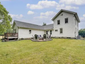 Wolcottville Farmhouse: 18 Mi to Shipshewana