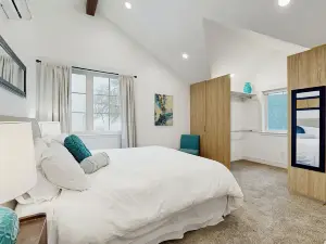 Home w/ Farmstyle Loft & Views, Mins to Dtwn