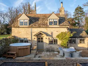 Olive Cottage with Woodfired Hot Tub