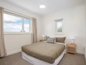 Spacious 3-Bedroom Home in Roslyn with Views