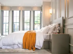 Rabi Residence - Two French units with A/C and balconies sleeps 4