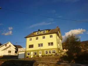 Hardanger Rom & Harmonium "The Green B&B"