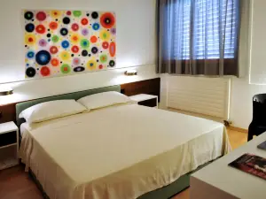 โรงแรมการ์นีเซนโตร