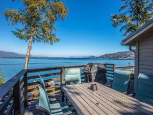 Sagle Lakefront Escape Private Beach Access!
