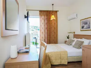 Saronis Hotel