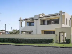 Villa Sangiovese - Unit Two - 2-2 Heath Street