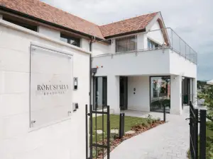 Rokusfalvy Borhotel es Fogado