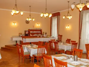 Pannon Hotel Bejelentkezés 20 óráig, Check-in Until 20 o'Clock, Einchecken Bis 20 Uhr