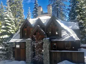 Little Ahwahnee Inn Entrance to Yosemite