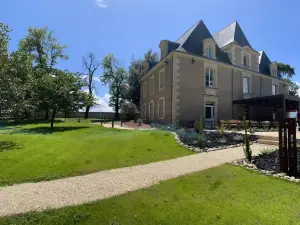 Hôtel & Restaurant - le Manoir des Cèdres - Piscine extérieure et Climatisation