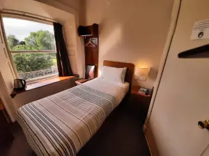 โรงแรมดิ อเดลฟี