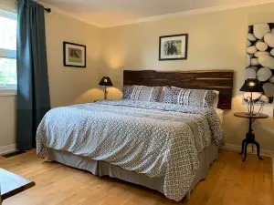 Canadian Rockies Inn - Adults Only