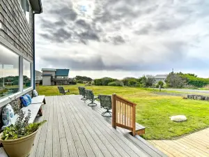 Coastal Retreat Deck, Ocean Views and Walk to Beach