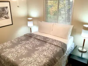 The House Hotels - 4 Beds, Huge Yard, Secluded, and Central!