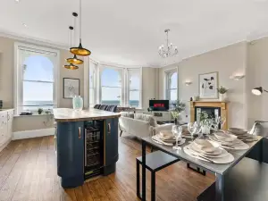 Seafront Duplex Worthing Beach - Sea Views 8 Guests