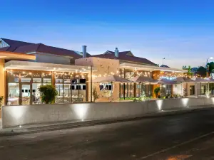 Loxton Community Hotel Motel