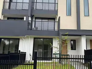 Mooroolbark 火車站附近的陽光大床房