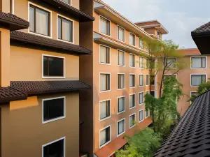 Hotel Thrive, A Tropical Courtyard