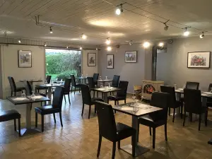 阿爾勒十字營地酒店