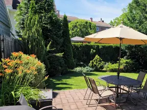 Quaint duplex with private yard. Walk to beach, dining, & shopping!