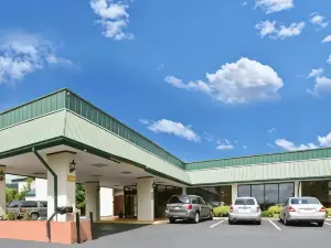 Hotel Red Rose by Townhouse Covington I-64