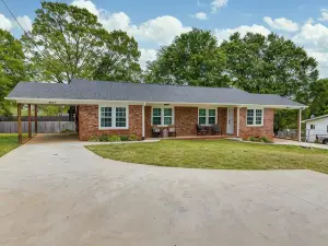 Charming 2-Bd 1-Ba home in Easley near GVL & Clemson w/ WiFi, Self check-in & AC