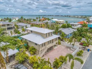 Reel Escape - 4 Bedroom / 2 Bathroom w/ Pool, Boat Dock & Sleeps 8!