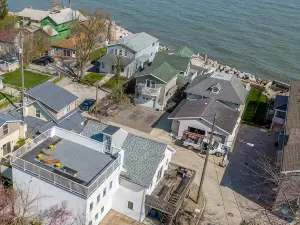 Unique 6 Bedroom Lakeview Home with Roof Terrace