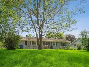 Pet Friendly Ranch Home 30 Mins from O'Hare