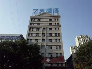 7Days Inn Hotel (Lüliang Xiaoyi Wanda Plaza Municipal Government)