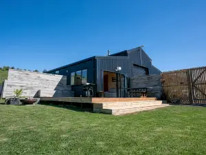 Country Studio with a View - Near Raglan