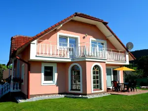 Jeden Apartmánový Dom a Dva veľké Apartmány - Liptov Bešeňová