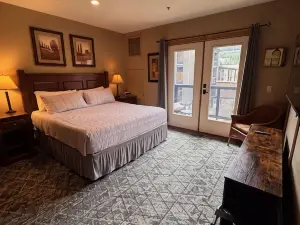 Studio Resort Room at Silver Mtn Resort to Ski/Board or Bike 30 min to Hiawatha