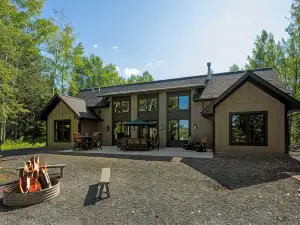 Luxurious & modern cabin with stunning views of Wynne Lake!