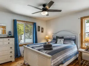 Cedar View Lodge- Scenic Sandpoint area mountain home, in secluded location.